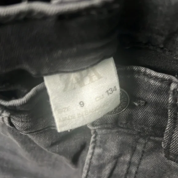 ZARA BOYS DISTRESSED JEAN SIZE 9 (SEE VIDEO) PET & SMOKE FREE - Picture 3 of 4